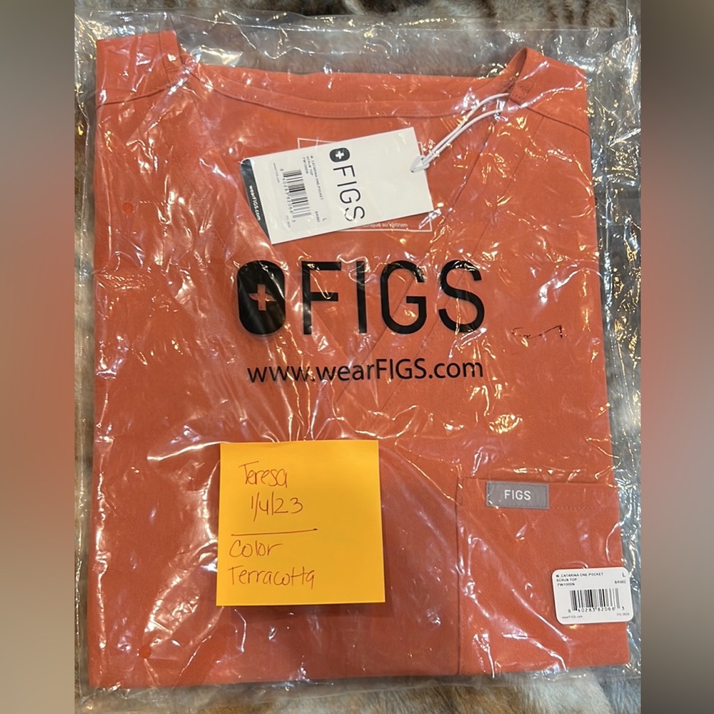 Brand New Large figs scrub top